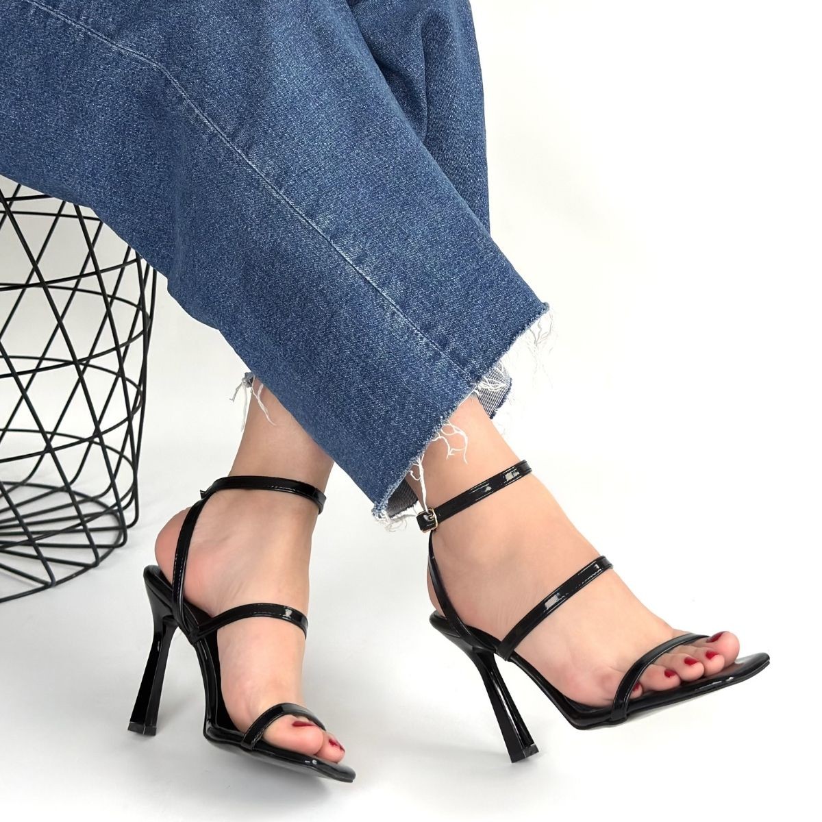 Umira Siyah Rugan Topuklu Bilekten Kemerli Ayakkabı