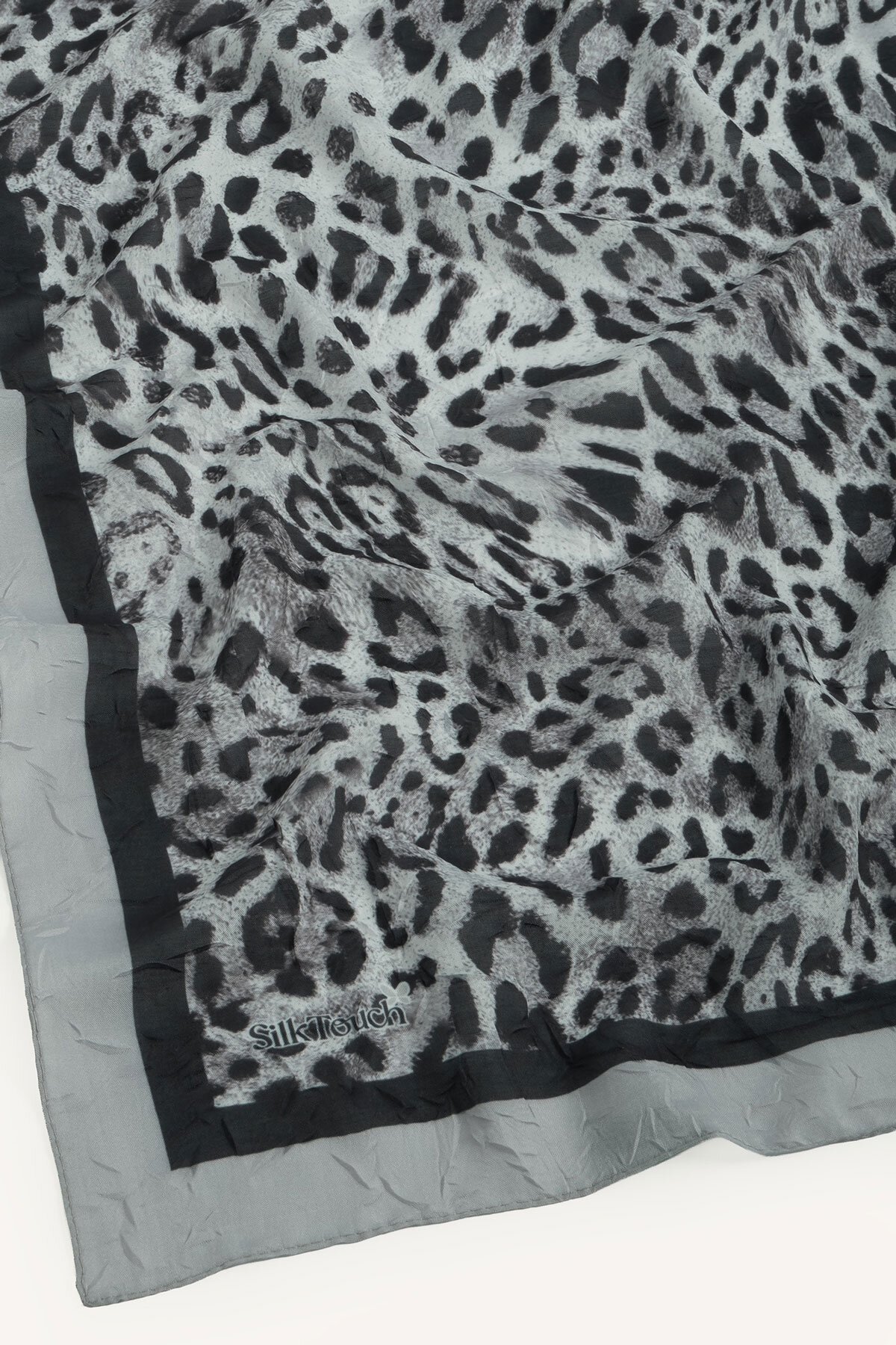 Gri Leopar Desenli Kraş Eşarp