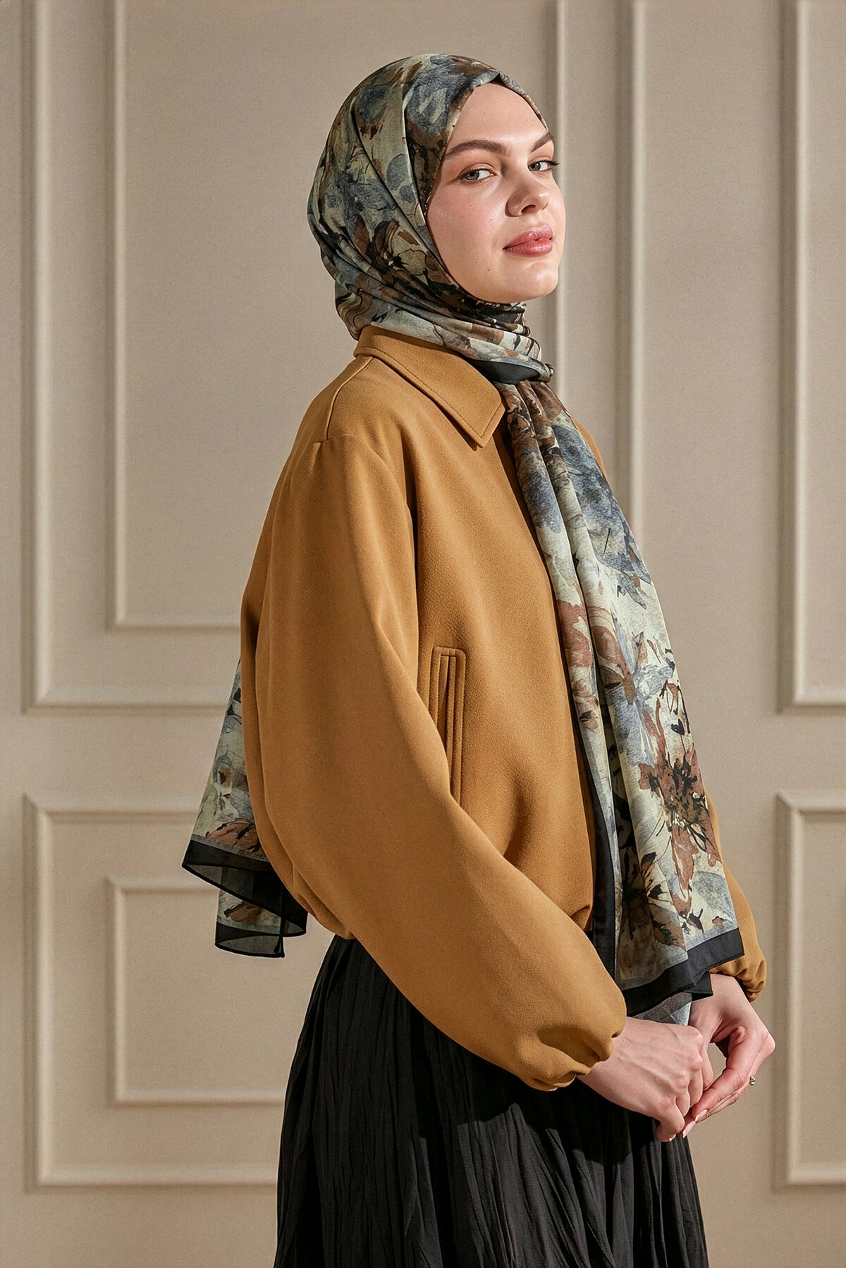 Siyah Sarı Hatıra Çiçekleri Desenli Organik Şal