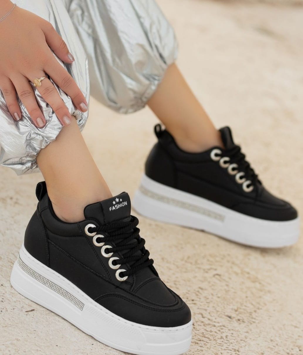 Lulu Siyah Cilt Beyaz Tabanlı Bağcıklı Spor Ayakkabı