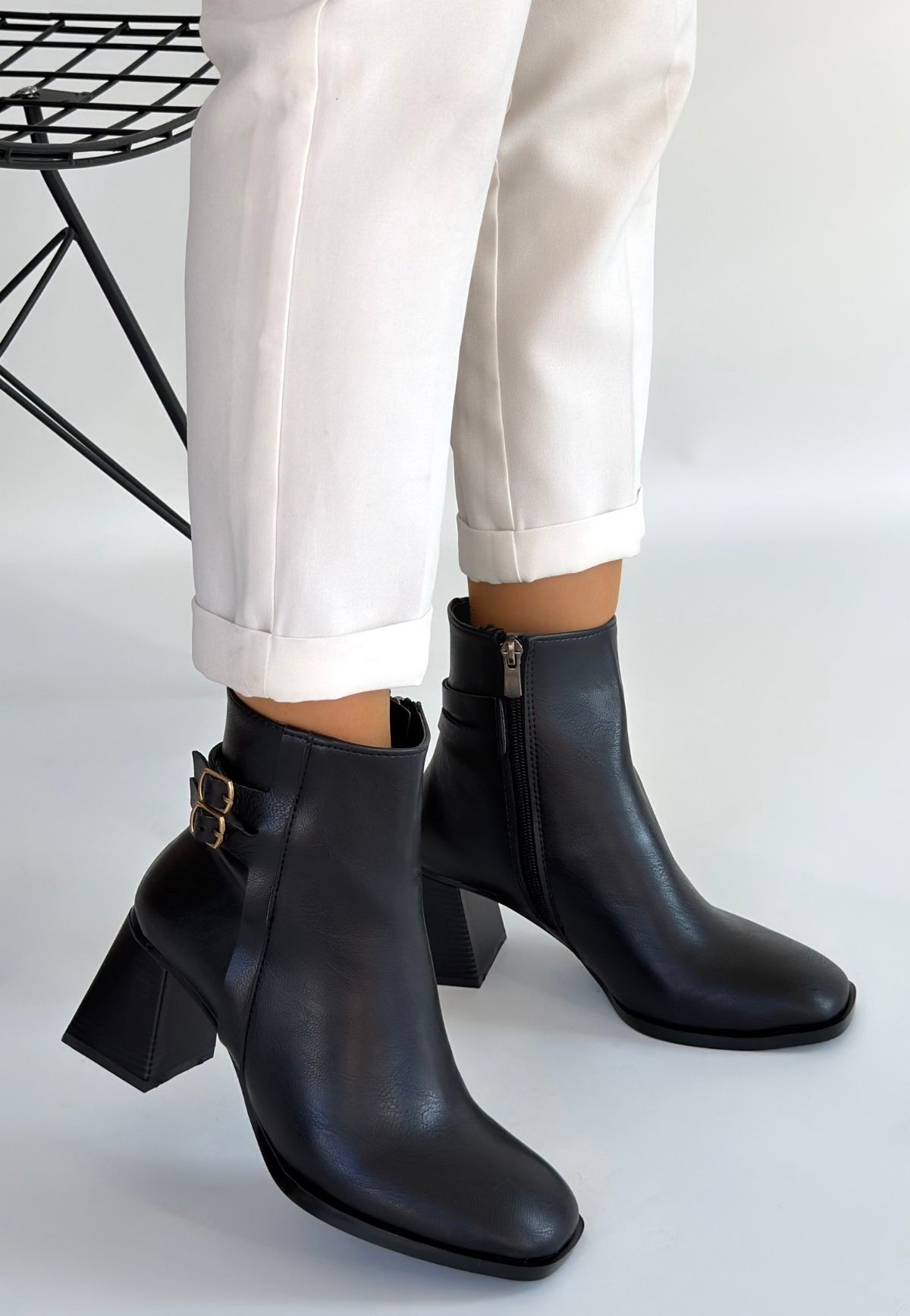 Kanda Siyah Cilt Topuklu Bot