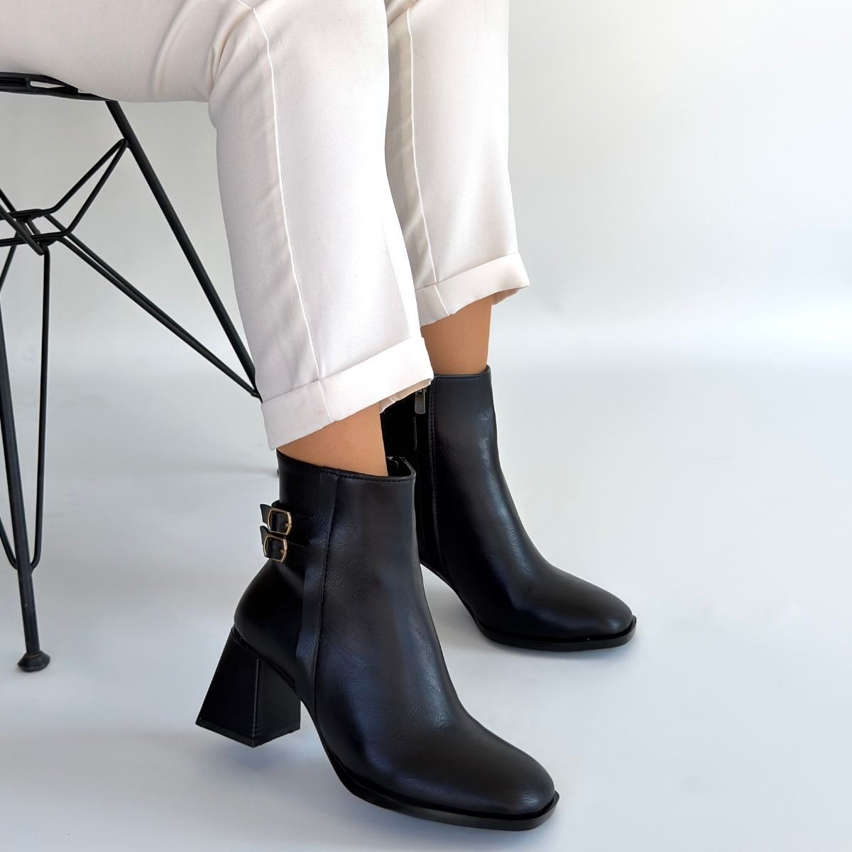 Kanda Siyah Cilt Topuklu Bot