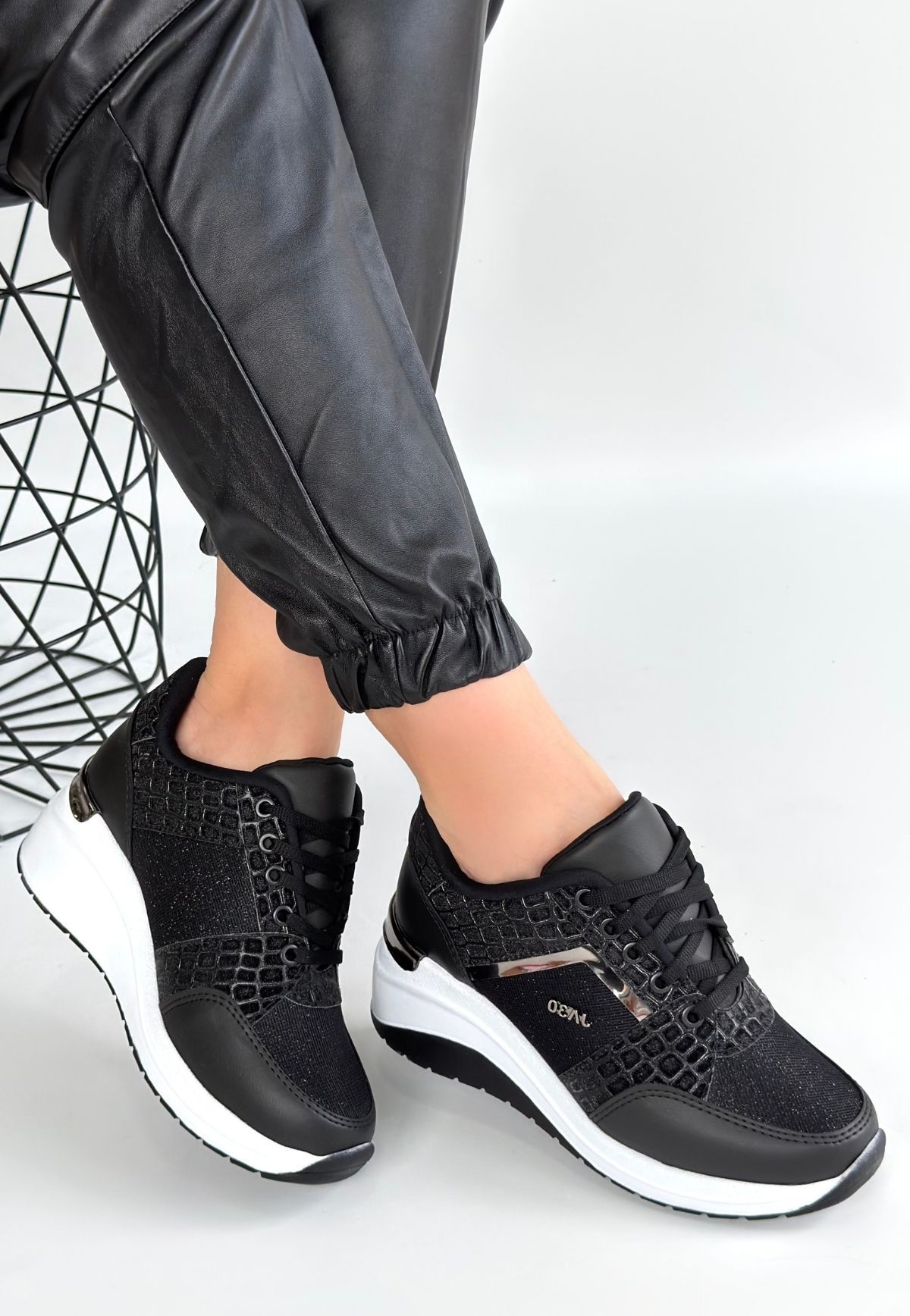 Geja Siyah Cilt Bağcıklı Beyaz Tabanlı Spor Ayakkabı