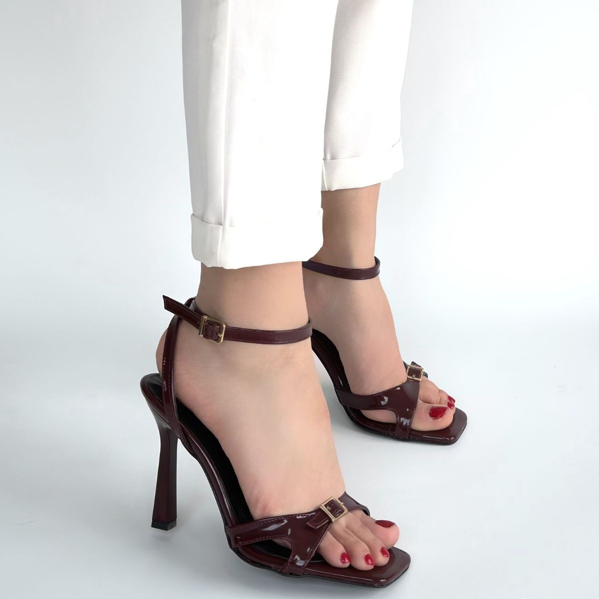 Mirge Bordo Rugan Topuklu Bilekten Kemerli Ayakkabı